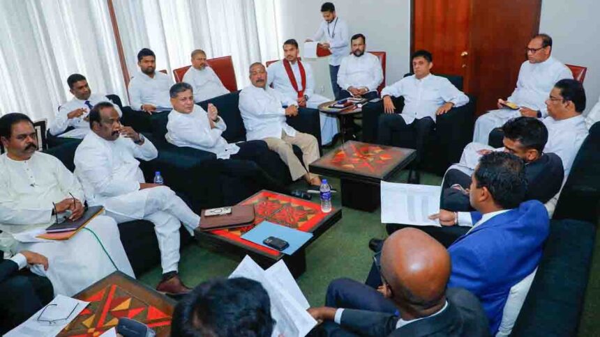 எதிரணி கூட்டம்