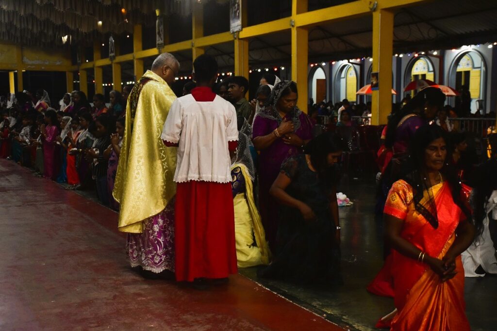 மன்னார் தூய செபஸ்தியார் பேராலயத்தில் பாதுகாப்புக்கு மத்தியில் இடம்பெற்ற ஈஸ்டர் நள்ளிரவு திருப்பலி. 2 WhatsApp Image 2025 04 20 at 10.45.15 63d6bda5
