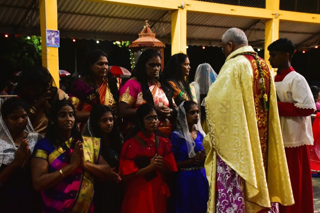 மன்னார் தூய செபஸ்தியார் பேராலயத்தில் பாதுகாப்புக்கு மத்தியில் இடம்பெற்ற ஈஸ்டர் நள்ளிரவு திருப்பலி. 3 WhatsApp Image 2025 04 20 at 10.45.15 80438d35