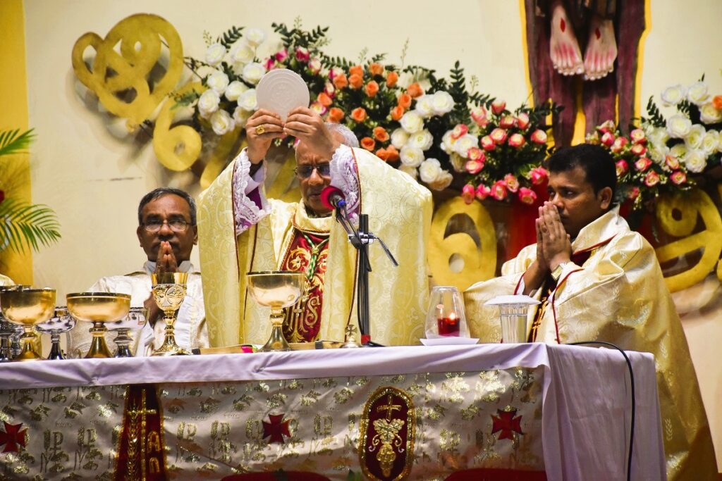 மன்னார் தூய செபஸ்தியார் பேராலயத்தில் பாதுகாப்புக்கு மத்தியில் இடம்பெற்ற ஈஸ்டர் நள்ளிரவு திருப்பலி. 5 WhatsApp Image 2025 04 20 at 10.45.16 218de97f