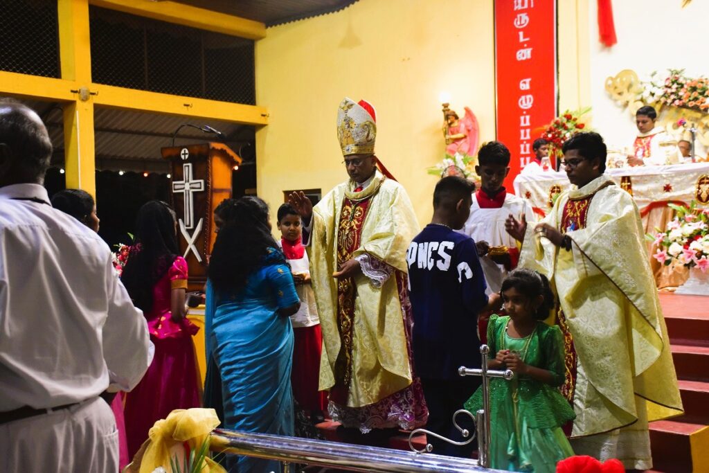 மன்னார் தூய செபஸ்தியார் பேராலயத்தில் பாதுகாப்புக்கு மத்தியில் இடம்பெற்ற ஈஸ்டர் நள்ளிரவு திருப்பலி. 7 WhatsApp Image 2025 04 20 at 10.45.16 e313cb8a