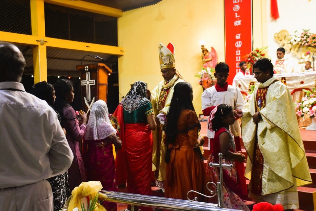 மன்னார் தூய செபஸ்தியார் பேராலயத்தில் பாதுகாப்புக்கு மத்தியில் இடம்பெற்ற ஈஸ்டர் நள்ளிரவு திருப்பலி. 8 WhatsApp Image 2025 04 20 at 10.45.17 80448eed