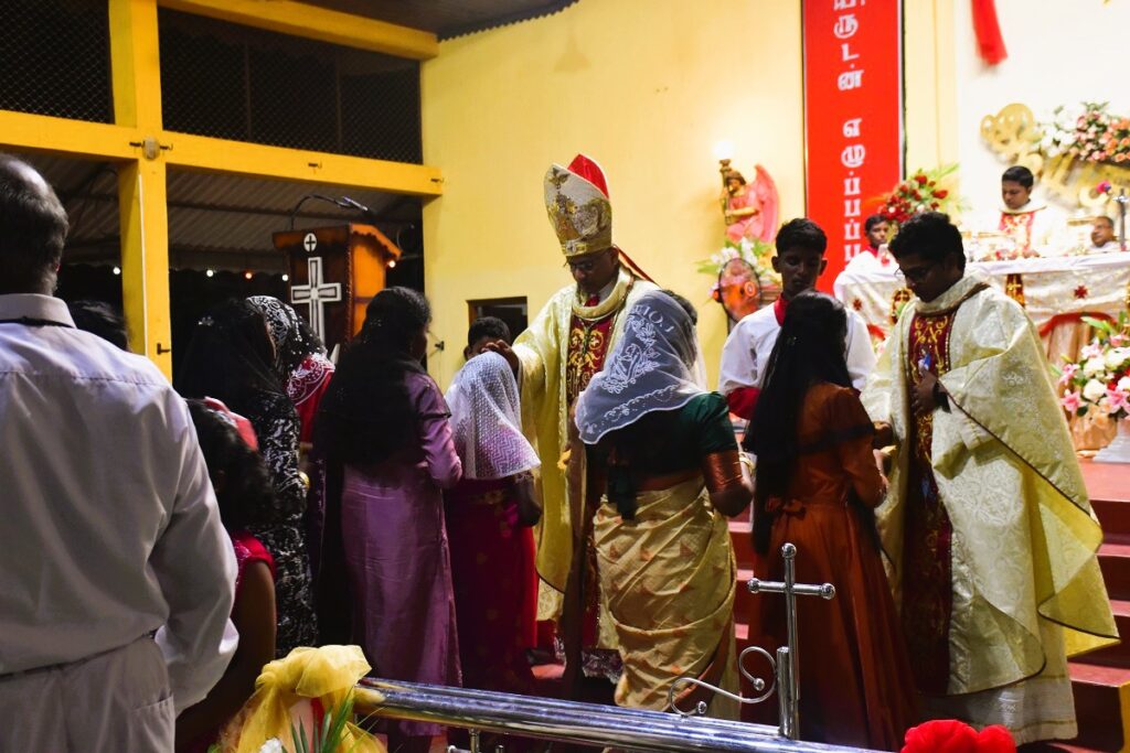 மன்னார் தூய செபஸ்தியார் பேராலயத்தில் பாதுகாப்புக்கு மத்தியில் இடம்பெற்ற ஈஸ்டர் நள்ளிரவு திருப்பலி. 9 WhatsApp Image 2025 04 20 at 10.45.17 d48d7885