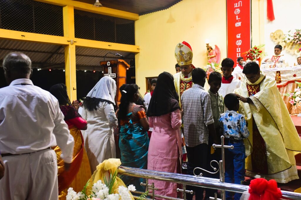 மன்னார் தூய செபஸ்தியார் பேராலயத்தில் பாதுகாப்புக்கு மத்தியில் இடம்பெற்ற ஈஸ்டர் நள்ளிரவு திருப்பலி. 10 WhatsApp Image 2025 04 20 at 10.45.18 2f2df7f0