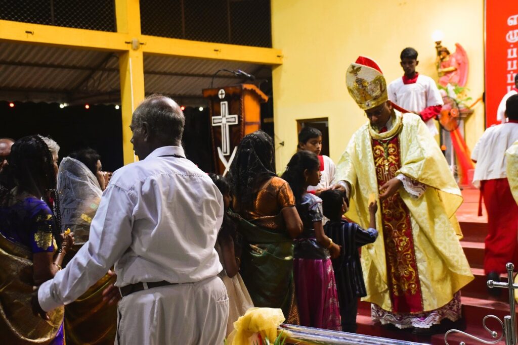 மன்னார் தூய செபஸ்தியார் பேராலயத்தில் பாதுகாப்புக்கு மத்தியில் இடம்பெற்ற ஈஸ்டர் நள்ளிரவு திருப்பலி. 11 WhatsApp Image 2025 04 20 at 10.45.18 afdf3c66