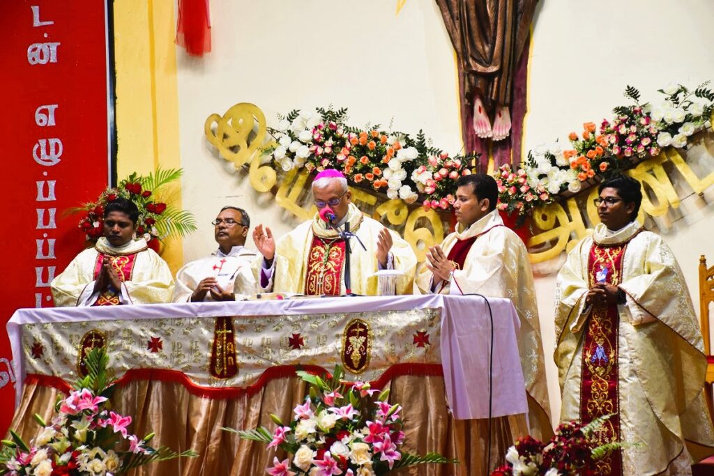 மன்னார் தூய செபஸ்தியார் பேராலயத்தில் பாதுகாப்புக்கு மத்தியில் இடம்பெற்ற ஈஸ்டர் நள்ளிரவு திருப்பலி. 13 WhatsApp Image 2025 04 20 at 10.45.20 85aaaca2