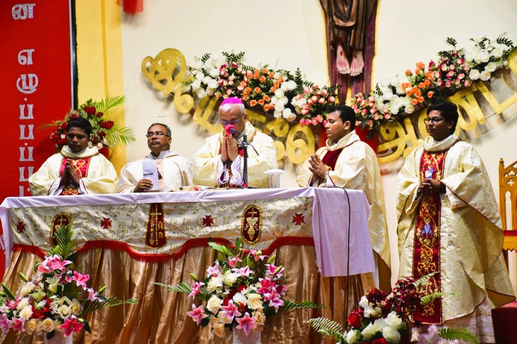 மன்னார் தூய செபஸ்தியார் பேராலயத்தில் பாதுகாப்புக்கு மத்தியில் இடம்பெற்ற ஈஸ்டர் நள்ளிரவு திருப்பலி. 14 WhatsApp Image 2025 04 20 at 10.45.20 e77765ee