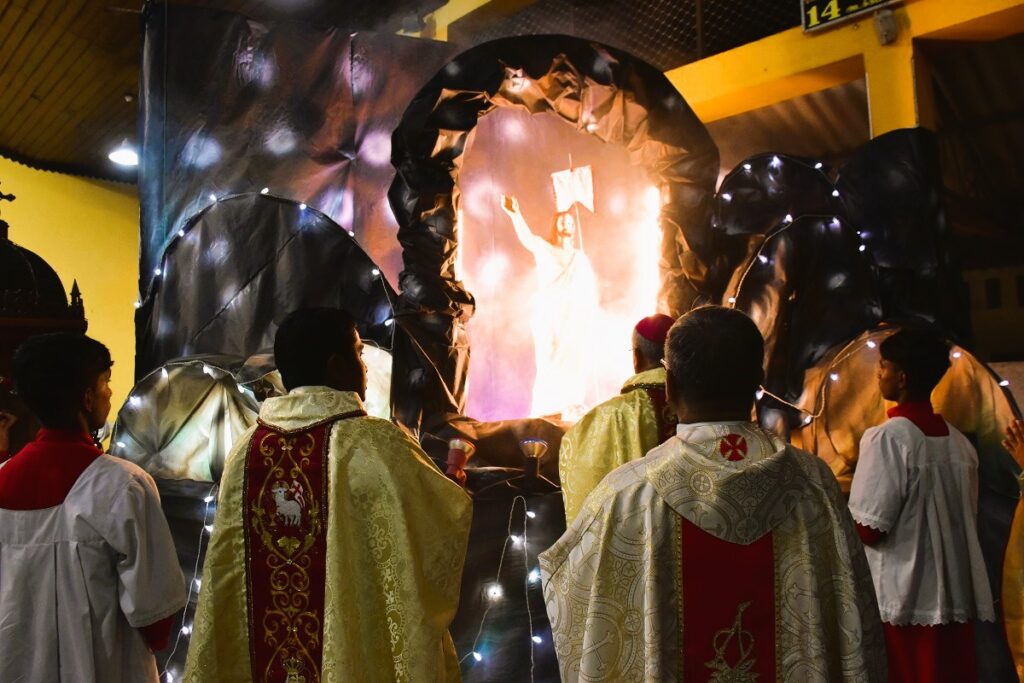 மன்னார் தூய செபஸ்தியார் பேராலயத்தில் பாதுகாப்புக்கு மத்தியில் இடம்பெற்ற ஈஸ்டர் நள்ளிரவு திருப்பலி. 15 WhatsApp Image 2025 04 20 at 10.45.21 01a3ce04