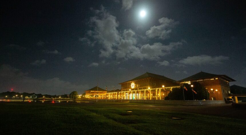 பாராளுமன்றத்தை அலங்கரித்த வெசாக் தோரணங்கள். 1 Parliament Decorations